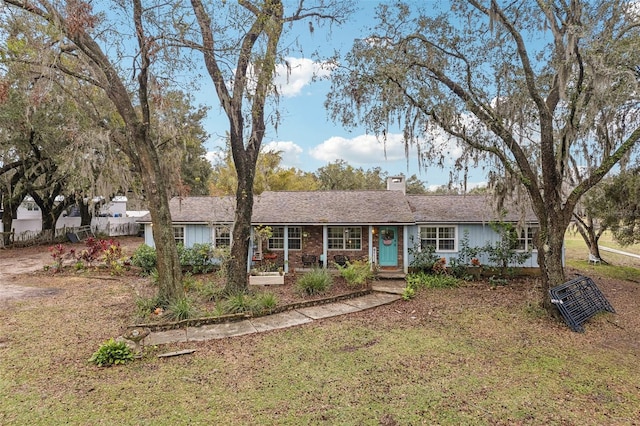 ranch-style house featuring a front yard