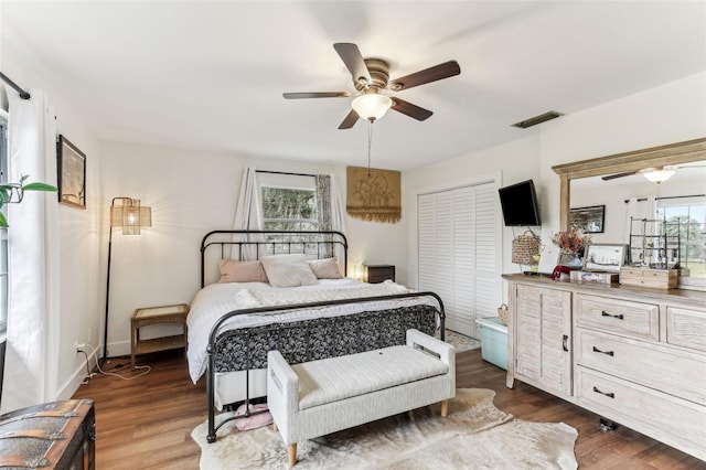 bedroom featuring visible vents, dark wood-style flooring, and a ceiling fan