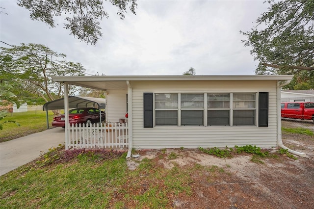 view of front of house with a carport and a front lawn