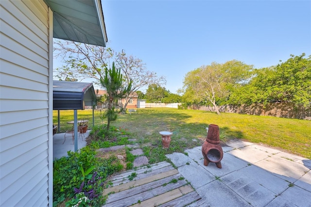 view of yard featuring a patio area