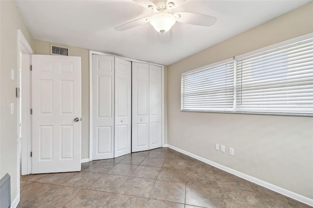 unfurnished bedroom featuring ceiling fan and a closet