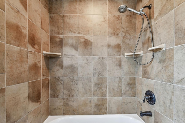 room details featuring tiled shower / bath combo