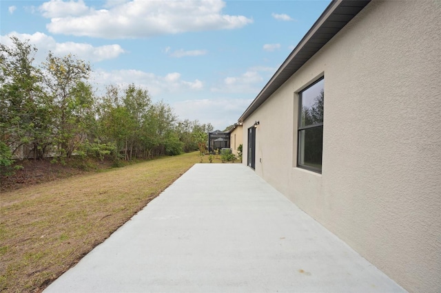 view of yard featuring a patio