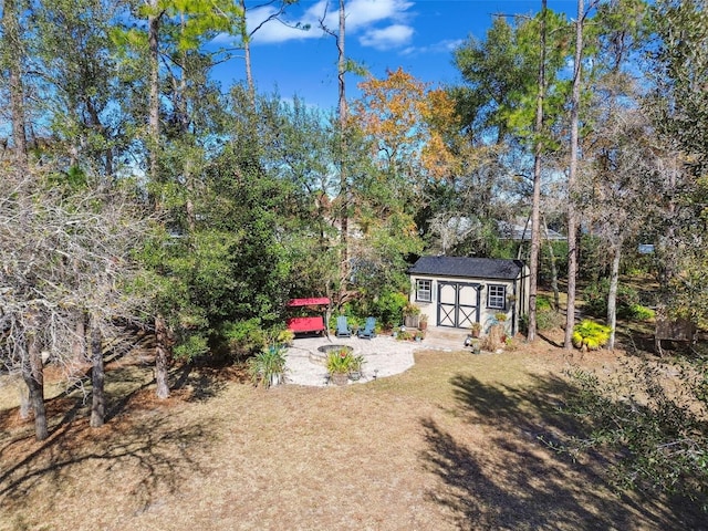 view of yard featuring a storage unit