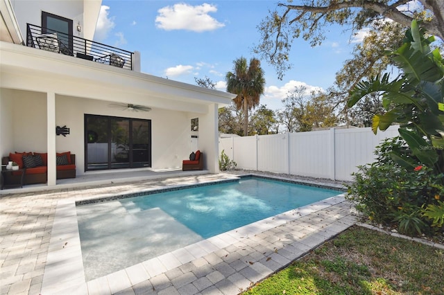 view of swimming pool with a patio area and ceiling fan