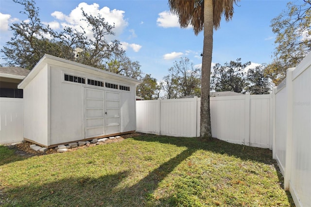 view of yard featuring a storage shed