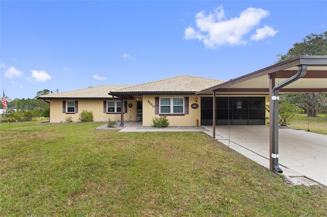 view of front facade featuring a carport and a front yard