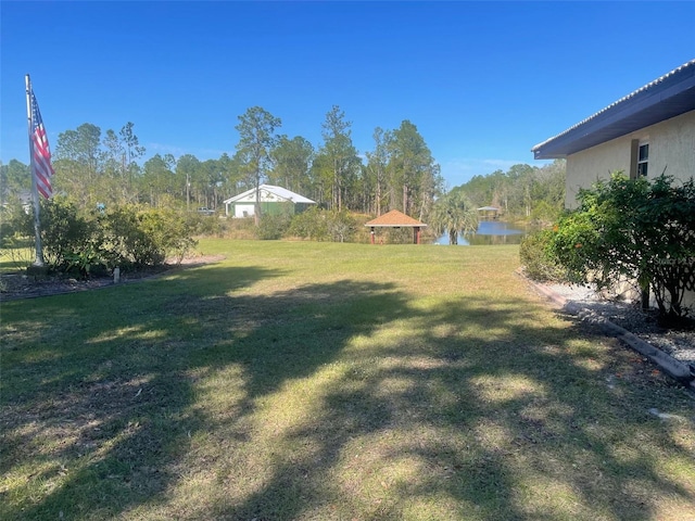 view of yard featuring a water view