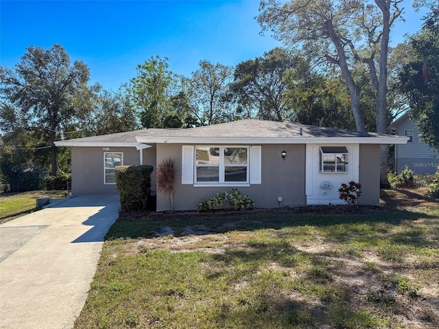 single story home featuring a front yard