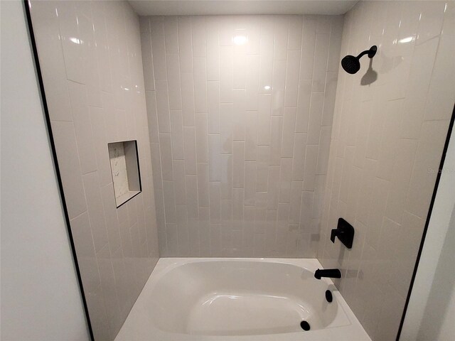 bathroom featuring tiled shower / bath combo