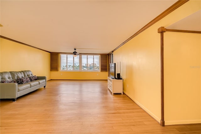 living room with crown molding, light hardwood / wood-style floors, and ceiling fan