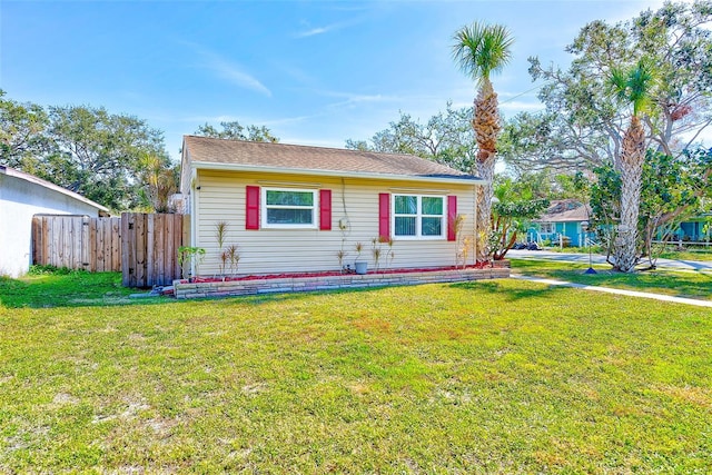 view of front of home featuring a front yard