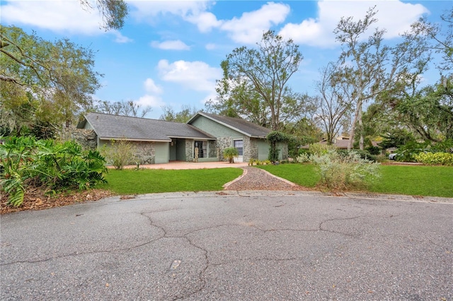 single story home featuring a front yard