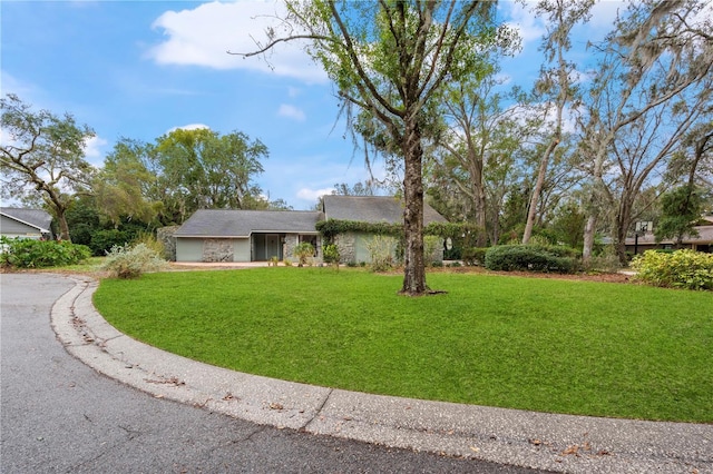 ranch-style home featuring a front lawn