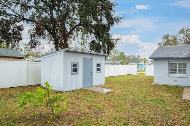 view of yard featuring a storage shed