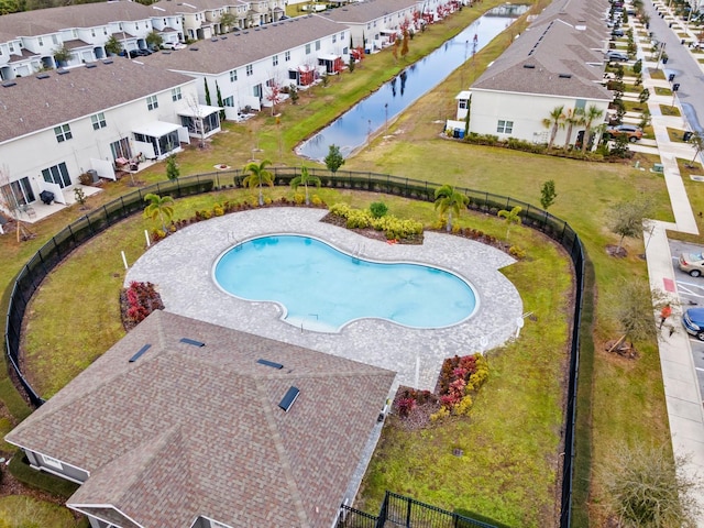 view of swimming pool featuring a yard