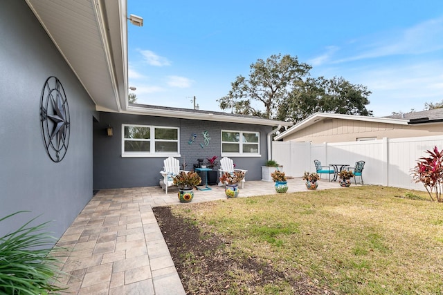 view of yard featuring a patio