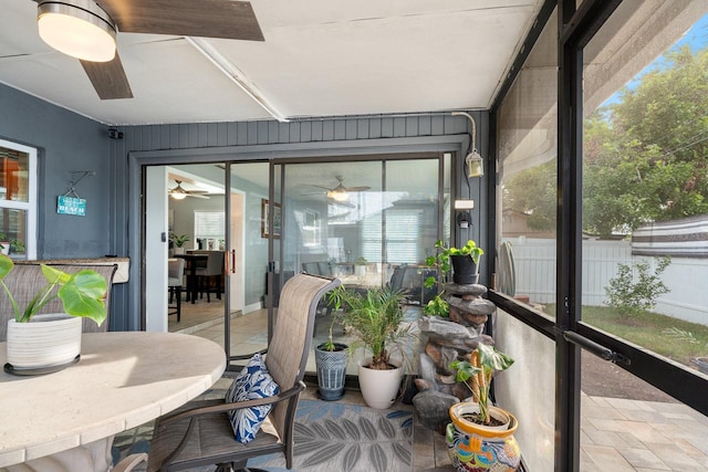 sunroom with ceiling fan