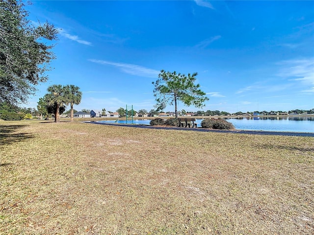 view of yard featuring a water view