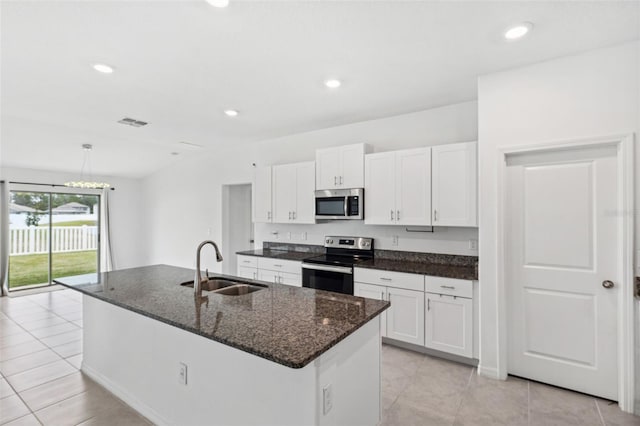 kitchen featuring sink, white cabinetry, appliances with stainless steel finishes, and a center island with sink