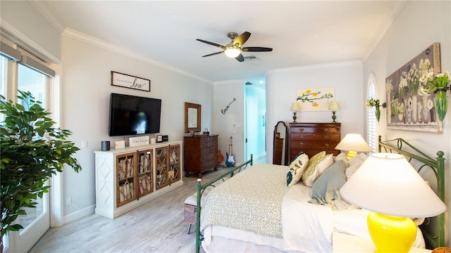 bedroom featuring crown molding, light hardwood / wood-style floors, and ceiling fan