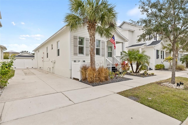 view of front facade featuring a front yard