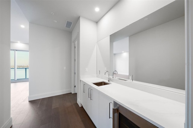 bathroom with baseboards, visible vents, wood finished floors, vanity, and recessed lighting