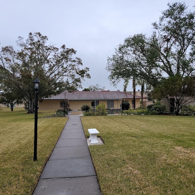 view of front of property featuring a front lawn