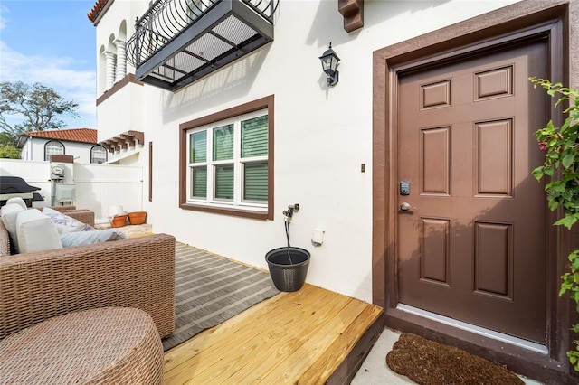 doorway to property featuring an outdoor hangout area