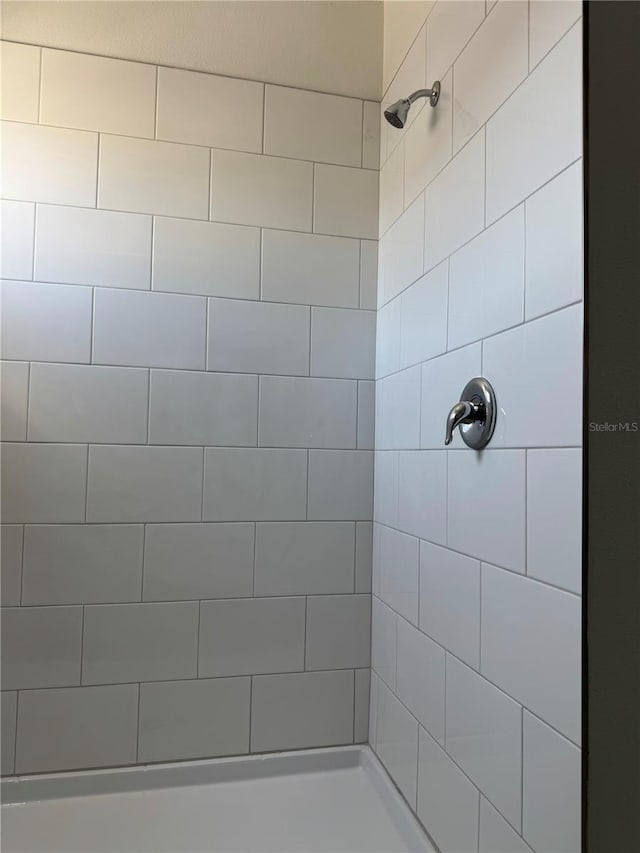 bathroom featuring tiled shower