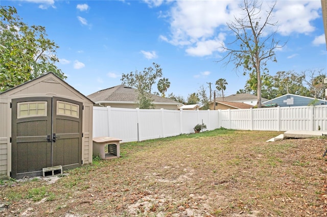 view of yard featuring a shed