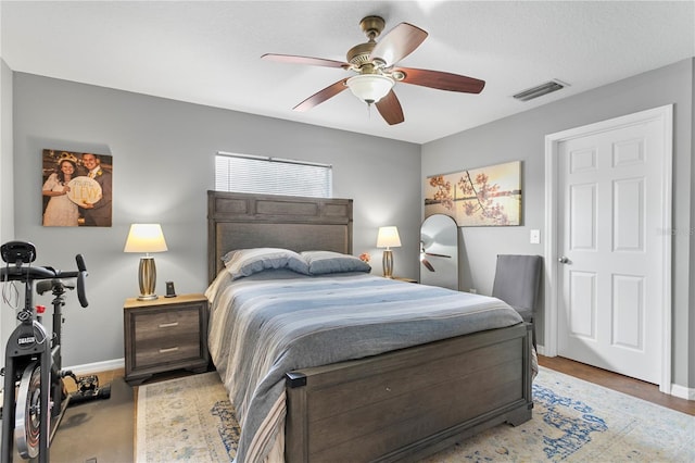 bedroom with ceiling fan