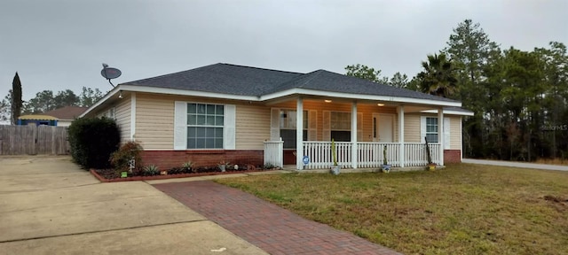 view of front of property featuring a front lawn and a porch