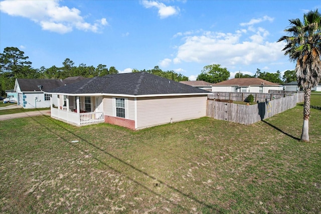20 Hemlock Trl, Ocala, FL 34472 - rear view of house with fence and a lawn