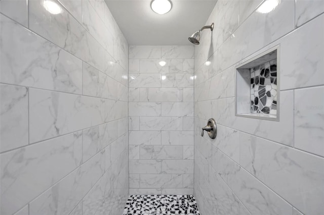 bathroom featuring a tile shower