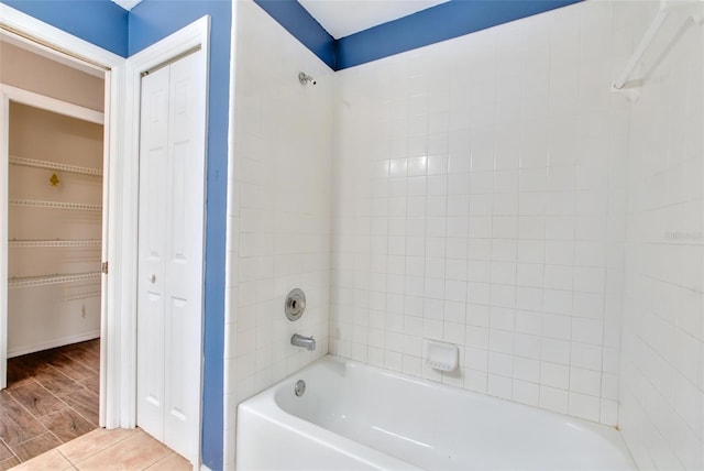 bathroom with tiled shower / bath