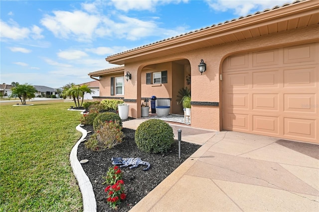 view of front of property featuring a front lawn