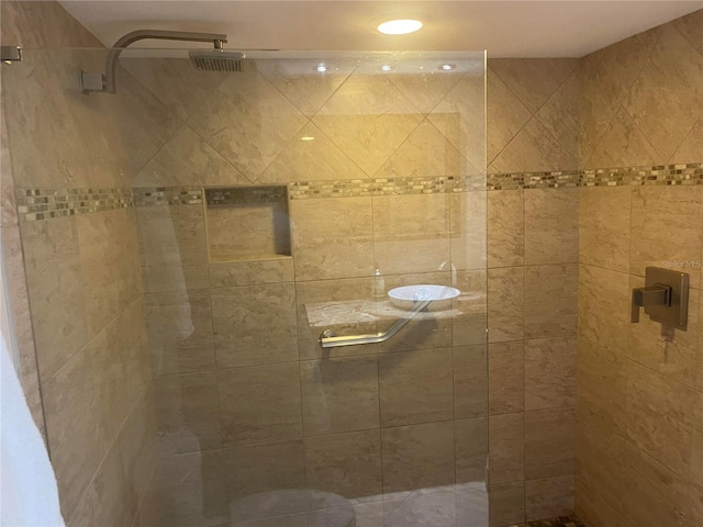 bathroom featuring tiled shower