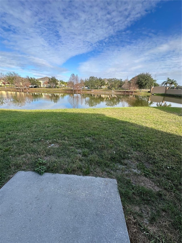 view of yard featuring a water view