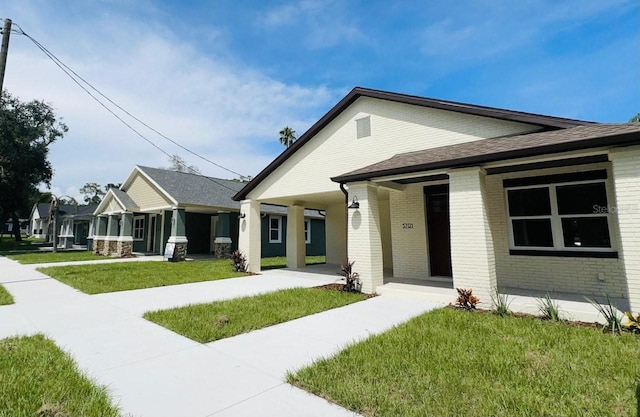 view of front of property featuring a front lawn