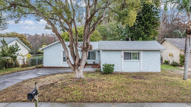 single story home with a front lawn