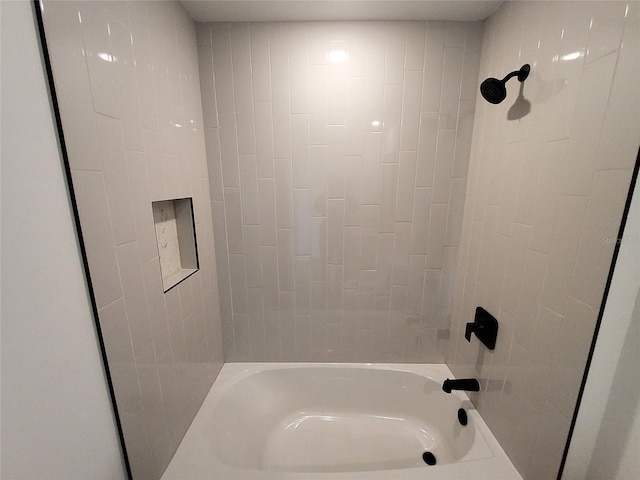 bathroom with tiled shower / bath