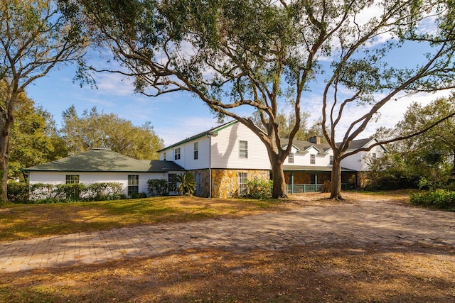 view of front facade with a front yard