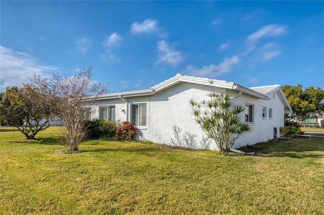 view of side of property featuring a lawn