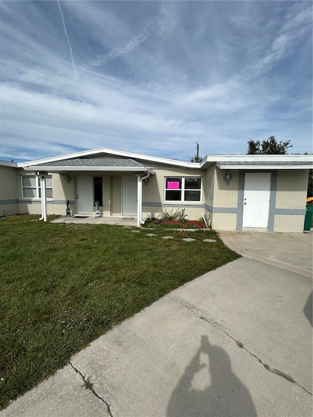 view of front of property featuring a front yard