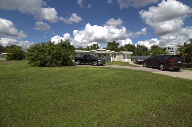 view of front of property featuring a front yard