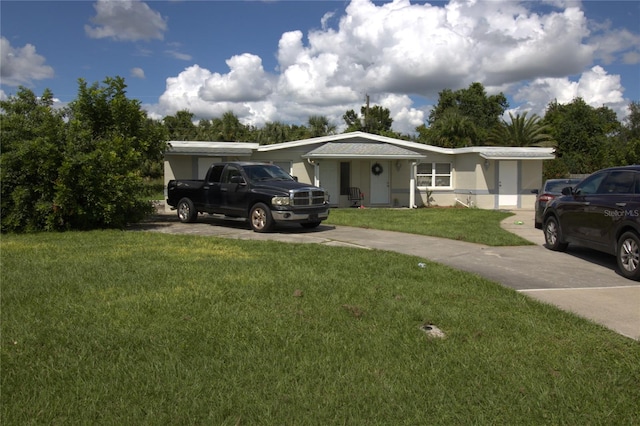 view of front of house featuring a front lawn