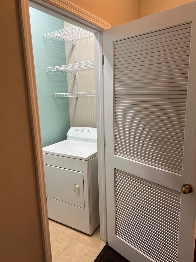 laundry room with washer / clothes dryer and light tile patterned flooring