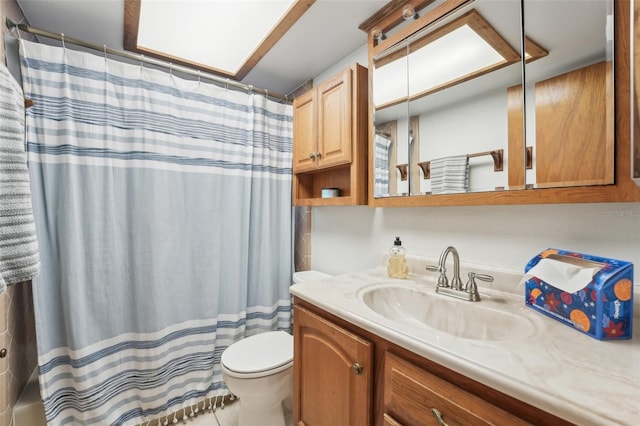 bathroom featuring a shower with curtain, vanity, and toilet