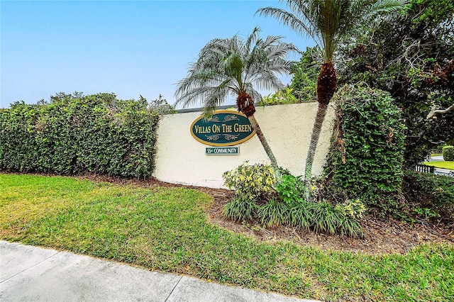 community / neighborhood sign featuring a lawn